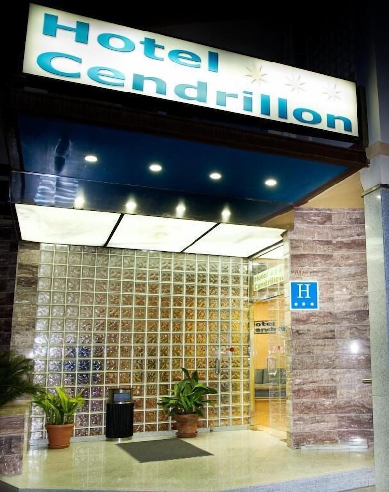 Hotel Monarque Cendrillón — Hotel building in Fuengirola, Andalusia