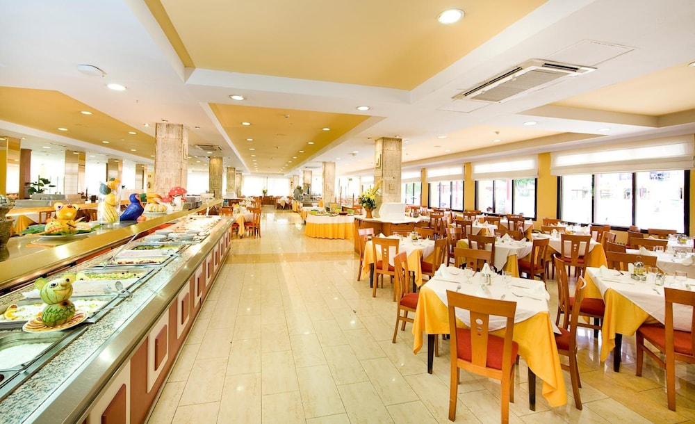 Hotel Monarque Cendrillón — Restaurant & bars in Fuengirola, Andalusia
