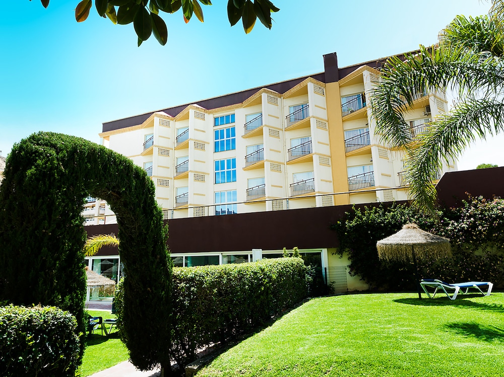 Hotel Monarque Cendrillón — Hotel building in Fuengirola, Andalusia