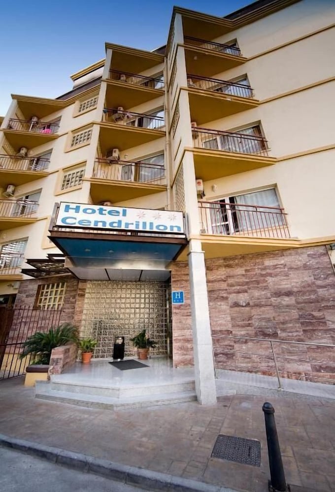 Hotel Monarque Cendrillón — Hotel building in Fuengirola, Andalusia