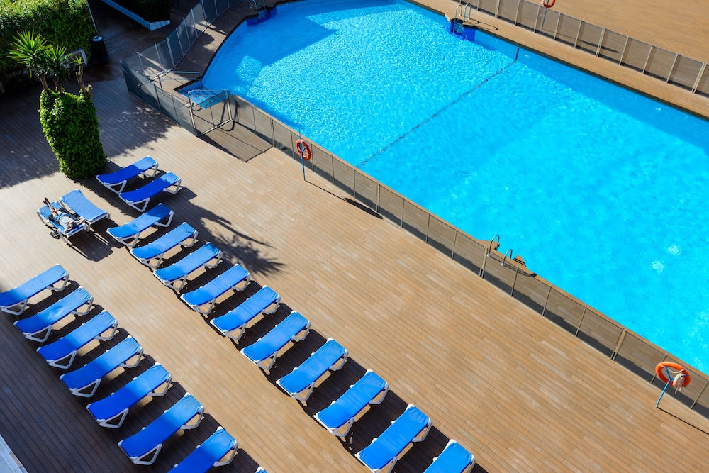 Hotel Monarque Cendrillón — Swimming pool in Fuengirola, Andalusia