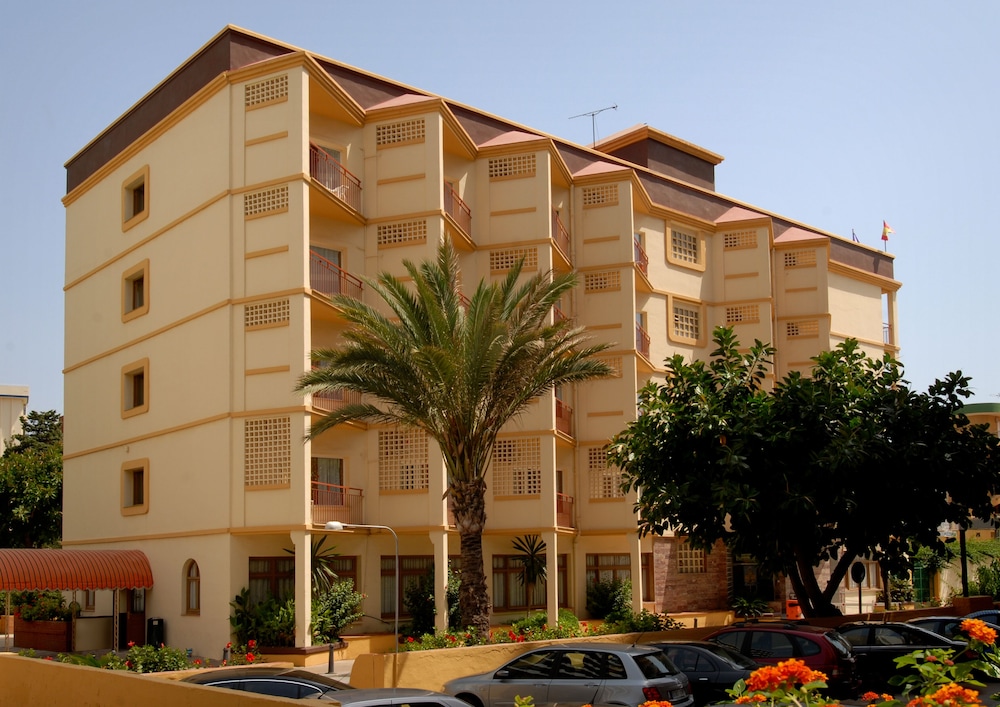 Hotel Monarque Cendrillón — Hotel building in Fuengirola, Andalusia