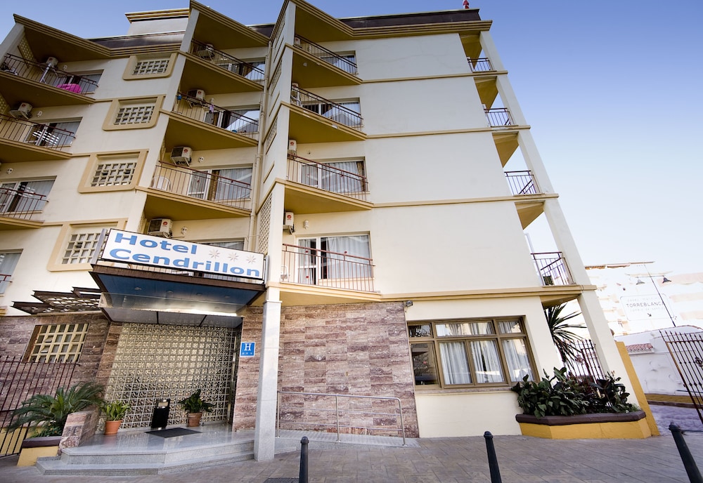 Hotel Monarque Cendrillón — Hotel building in Fuengirola, Andalusia