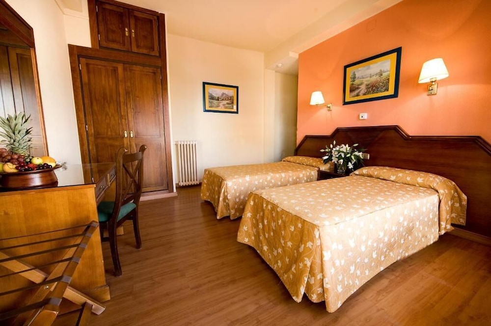 Hotel Monarque Cendrillón — Hotel rooms in Fuengirola, Andalusia
