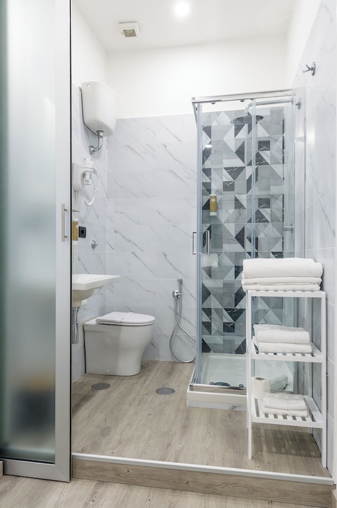 Crossroad Hotel — Hotel rooms in Rome, Lazio