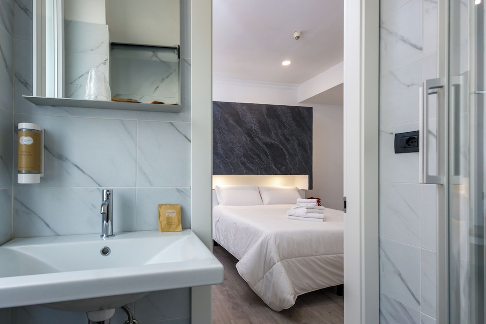 Crossroad Hotel — Hotel rooms in Rome, Lazio