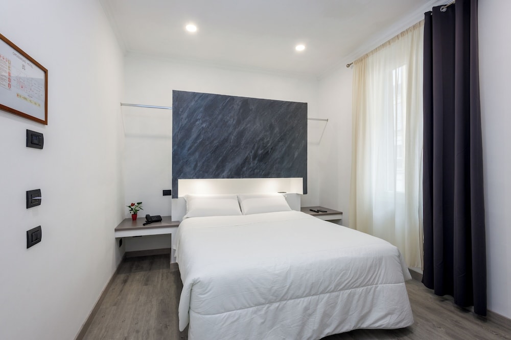 Crossroad Hotel — Hotel rooms in Rome, Lazio
