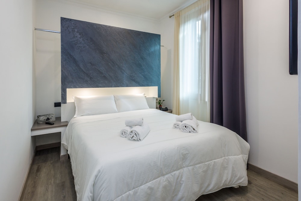 Crossroad Hotel — Hotel rooms in Rome, Lazio