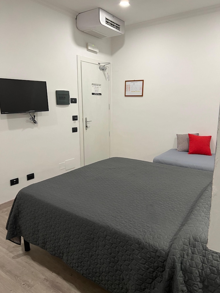 Crossroad Hotel — Hotel rooms in Rome, Lazio