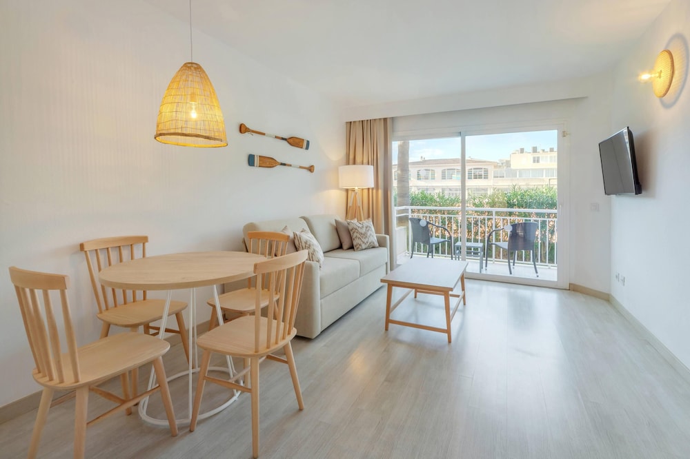 Club Simo Aparthotel — Hotel rooms in Cala Millor, Balearic Islands