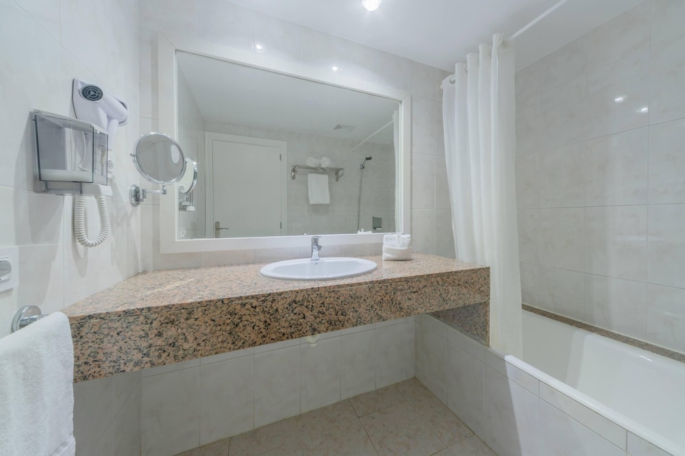 Club Simo Aparthotel — Hotel rooms in Cala Millor, Balearic Islands