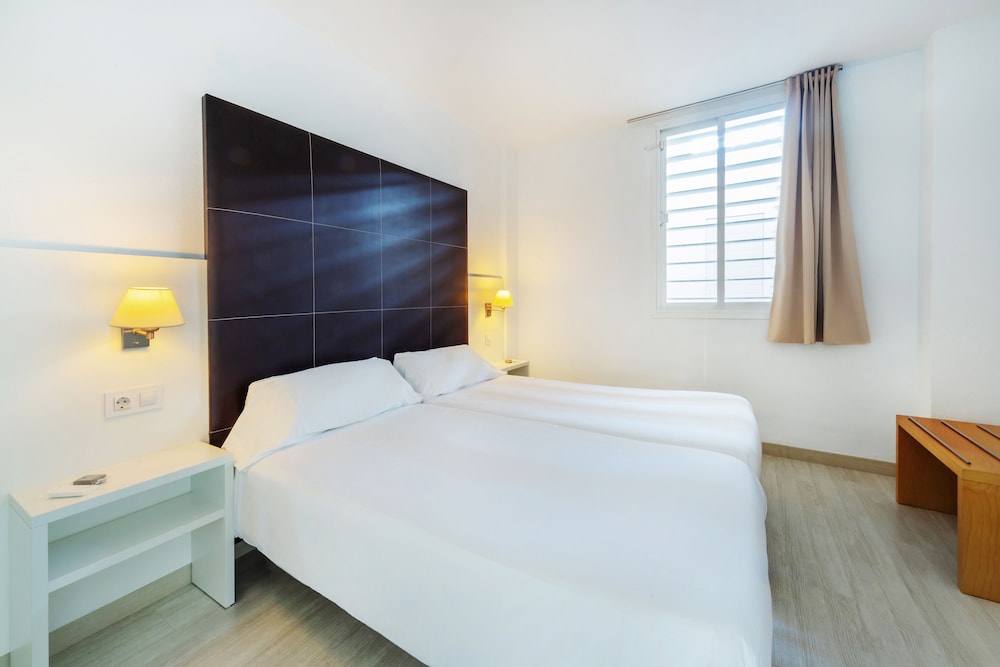 Club Simo Aparthotel — Hotel rooms in Cala Millor, Balearic Islands