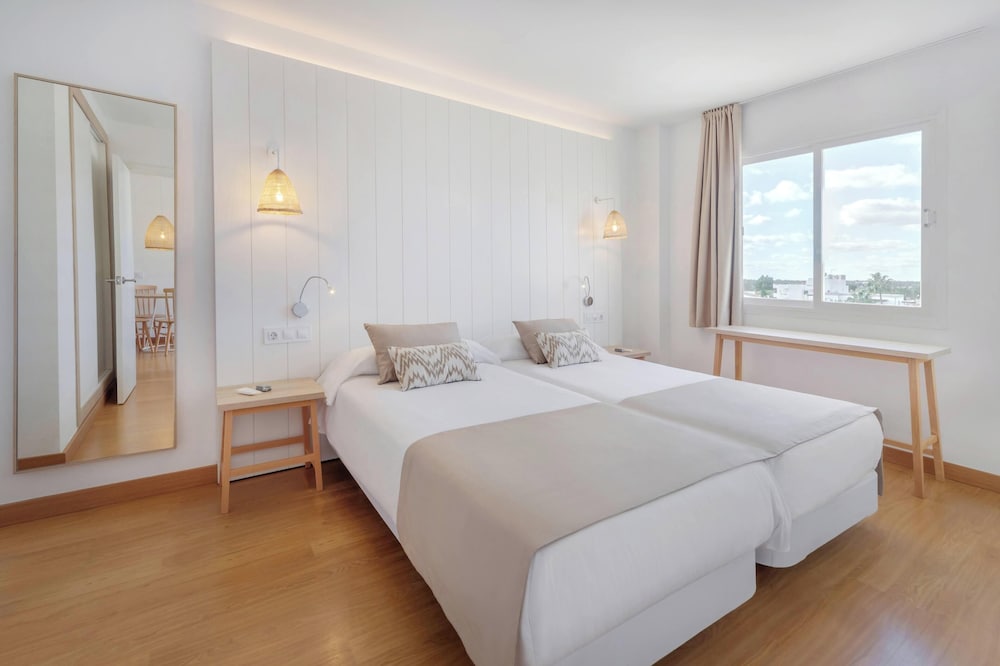 Club Simo Aparthotel — Hotel rooms in Cala Millor, Balearic Islands