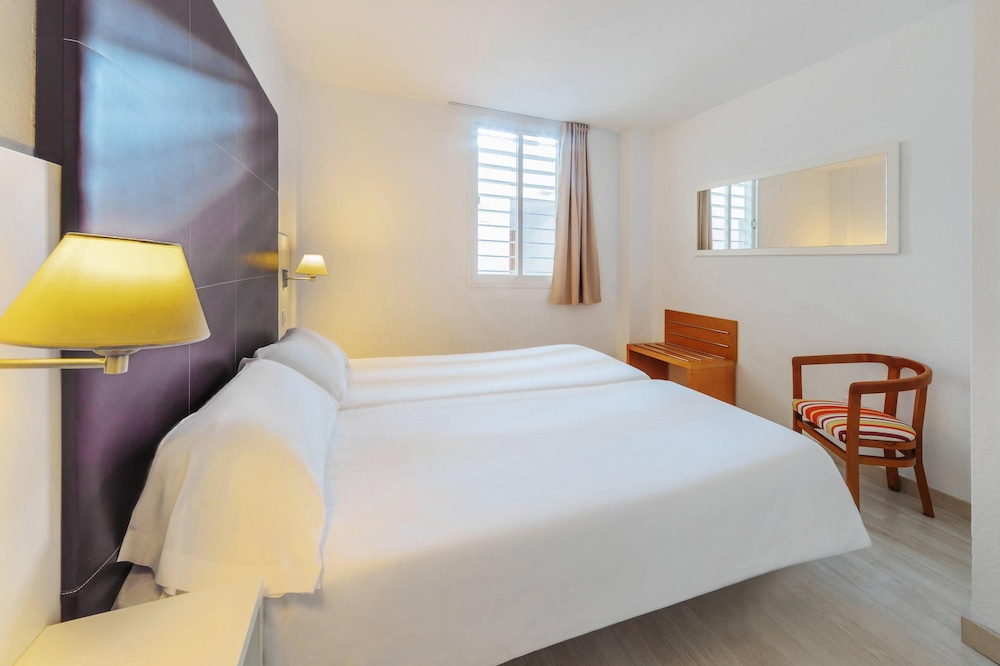 Club Simo Aparthotel — Hotel rooms in Cala Millor, Balearic Islands