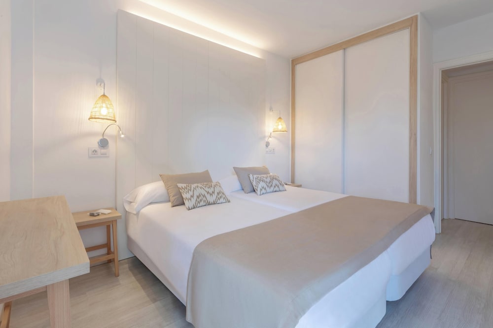 Club Simo Aparthotel — Hotel rooms in Cala Millor, Balearic Islands