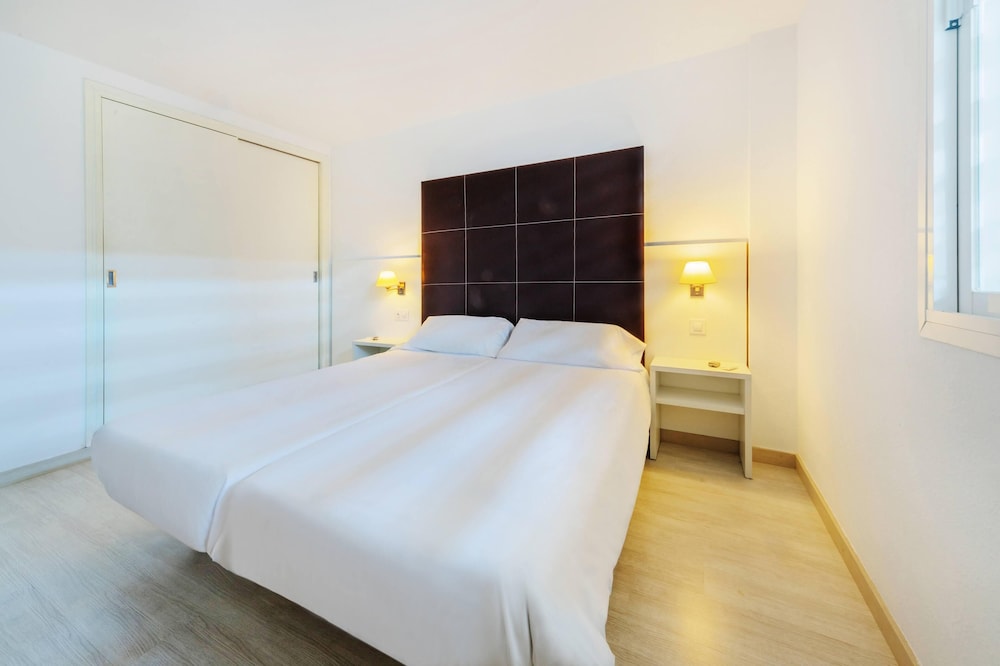 Club Simo Aparthotel — Hotel rooms in Cala Millor, Balearic Islands