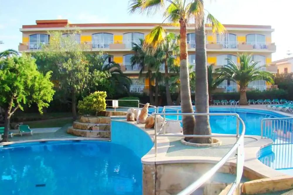 Club Simo Aparthotel — Swimming pool in Cala Millor, Balearic Islands