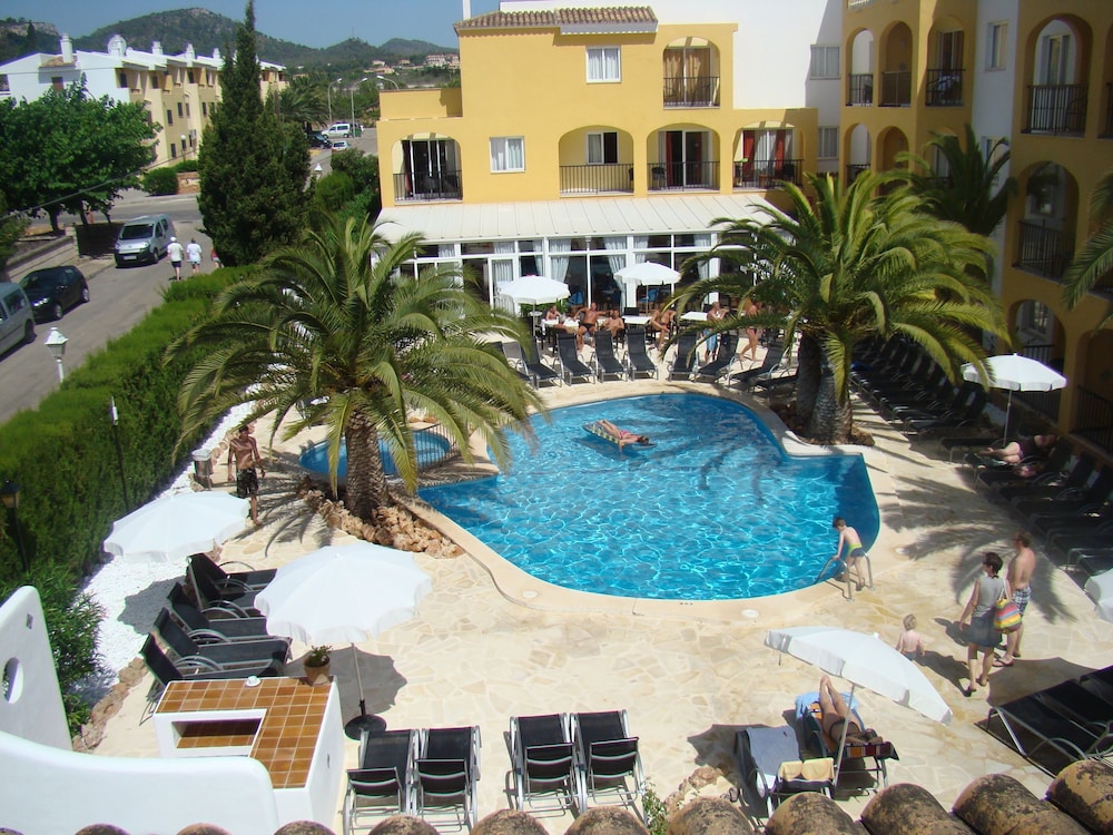 Club Simo Aparthotel — Swimming pool in Cala Millor, Balearic Islands
