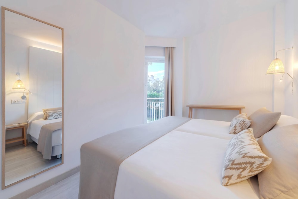 Club Simo Aparthotel — Hotel rooms in Cala Millor, Balearic Islands