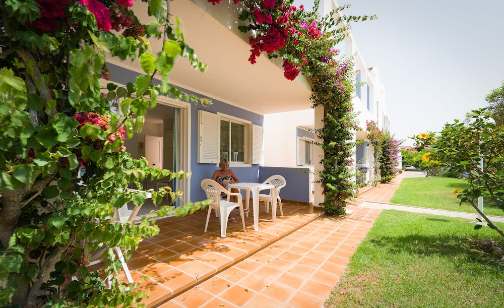 Club Ciudadela Aparthotel — Hotel building in Cala'n Bosch, Balearic Islands