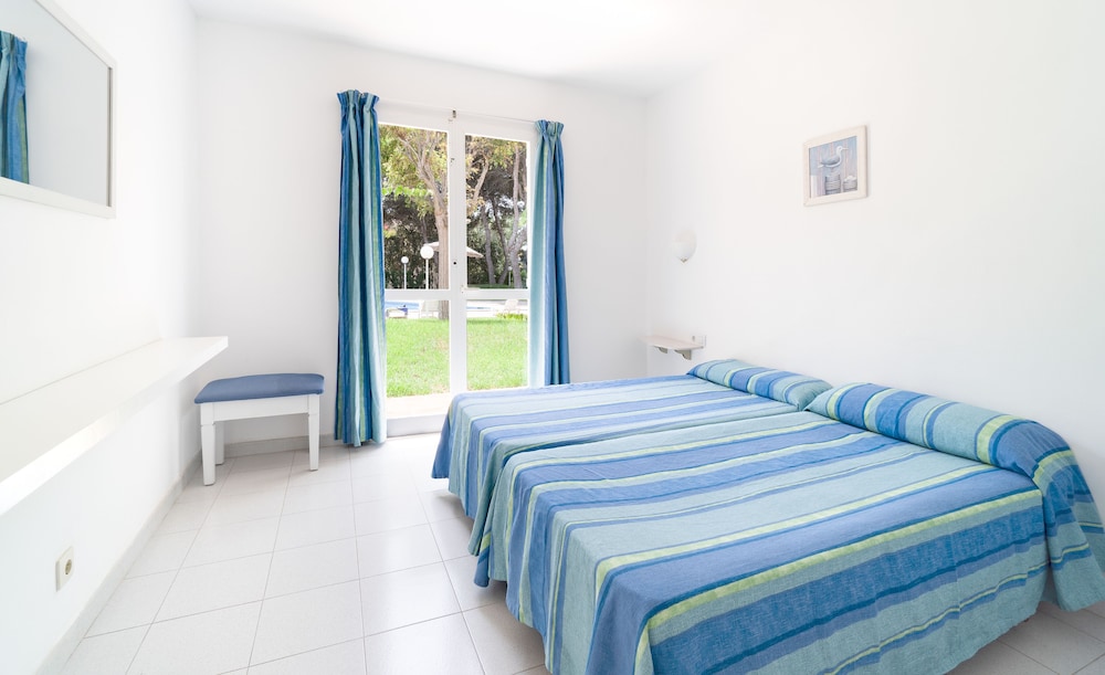 Club Ciudadela Aparthotel — Hotel rooms in Cala'n Bosch, Balearic Islands
