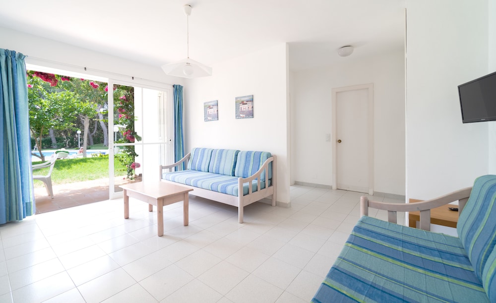 Club Ciudadela Aparthotel — Hotel rooms in Cala'n Bosch, Balearic Islands