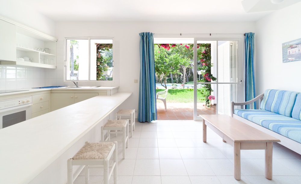 Club Ciudadela Aparthotel — Hotel rooms in Cala'n Bosch, Balearic Islands