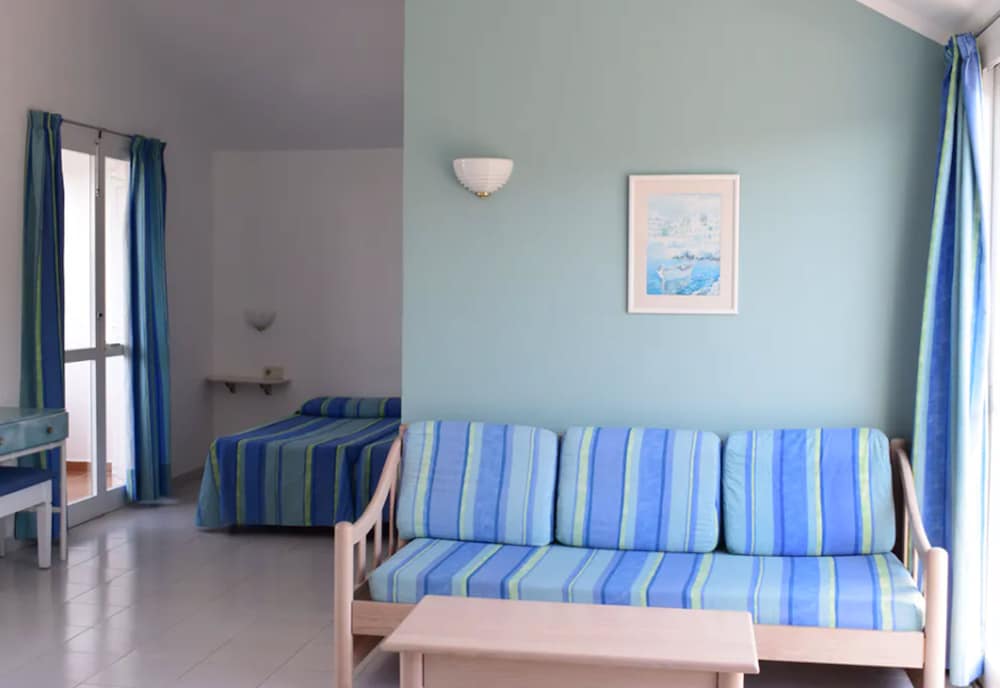 Club Ciudadela Aparthotel — Hotel rooms in Cala'n Bosch, Balearic Islands
