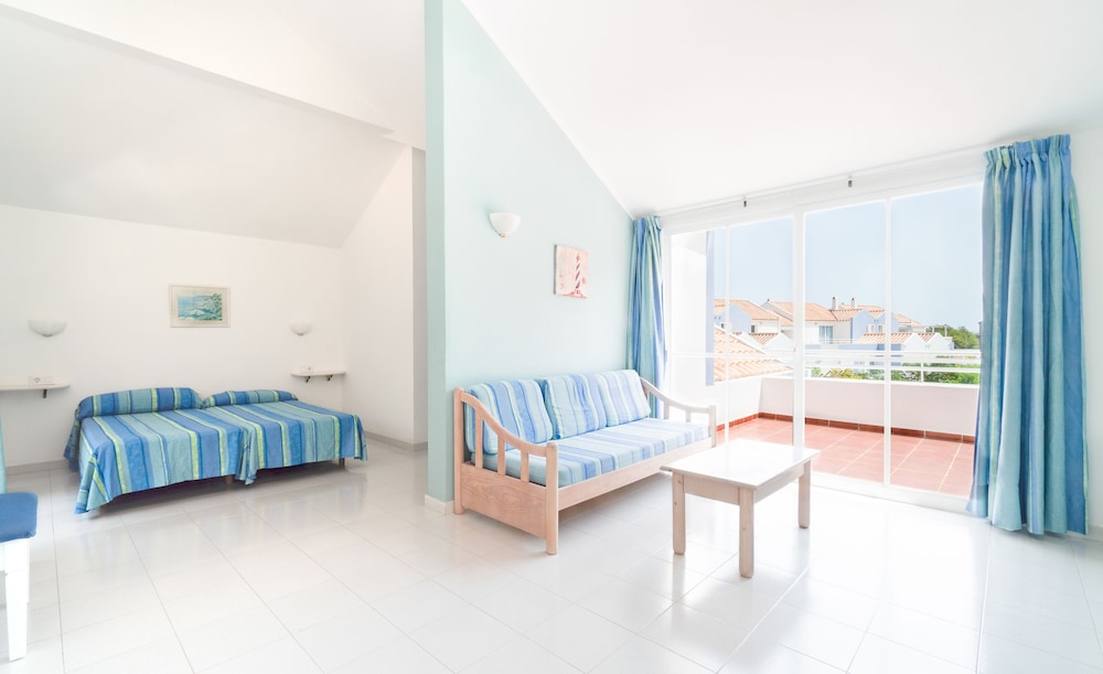Club Ciudadela Aparthotel — Hotel rooms in Cala'n Bosch, Balearic Islands
