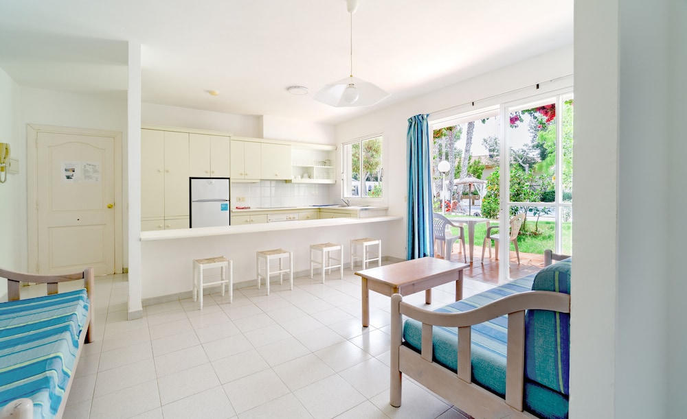 Club Ciudadela Aparthotel — Hotel rooms in Cala'n Bosch, Balearic Islands