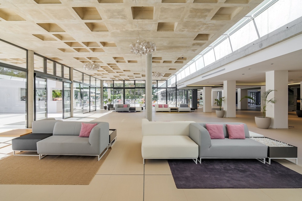 Els Pins Resort and Spa — Hotel building in San Antonio, Balearic Islands