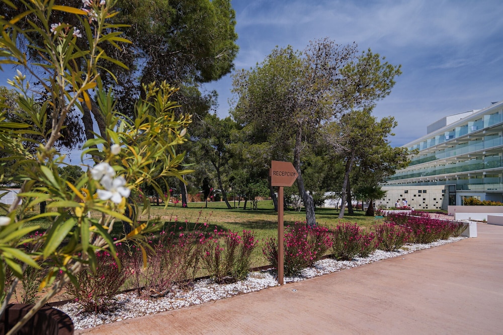 Els Pins Resort and Spa — Hotel building in San Antonio, Balearic Islands