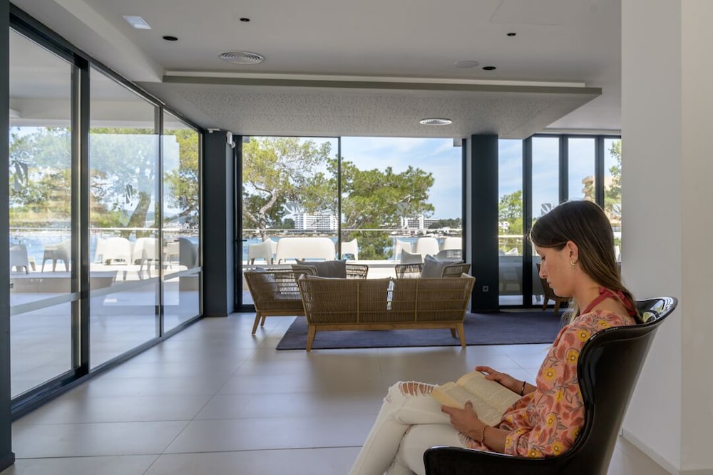 Els Pins Resort and Spa — Hotel building in San Antonio, Balearic Islands