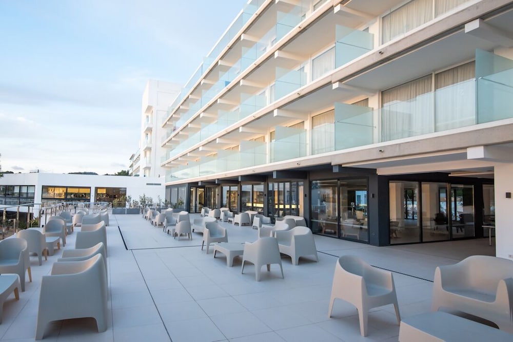 Els Pins Resort and Spa — Hotel building in San Antonio, Balearic Islands