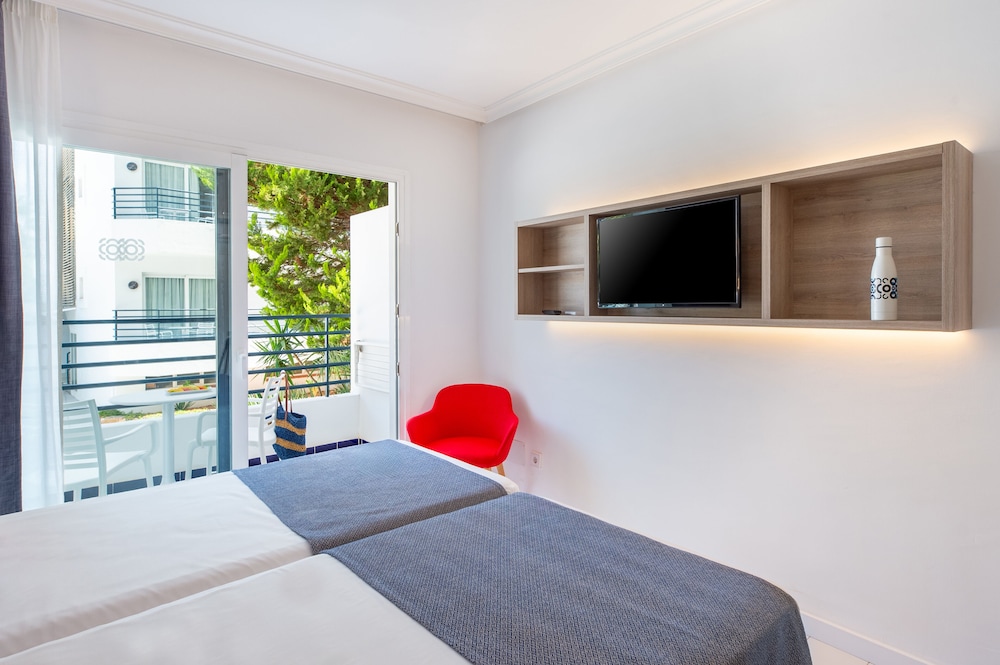 Hotel Vibra Isola - Adults Only — Hotel rooms in Playa d'en Bossa, Balearic Islands
