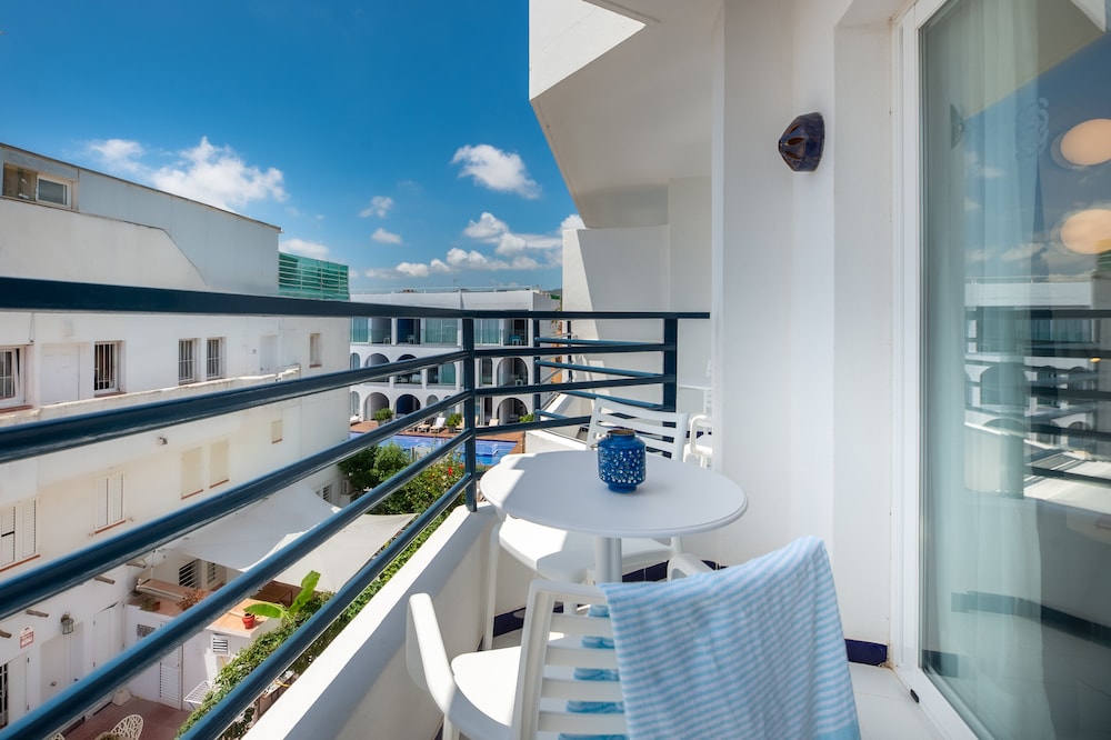 Hotel Vibra Isola - Adults Only — Hotel building in Playa d'en Bossa, Balearic Islands