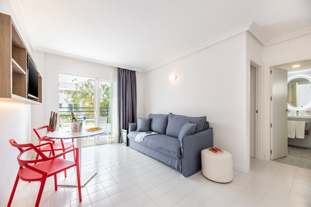 Hotel Vibra Isola - Adults Only — Hotel rooms in Playa d'en Bossa, Balearic Islands