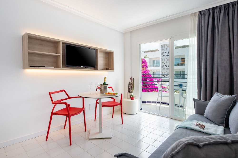 Hotel Vibra Isola - Adults Only — Hotel rooms in Playa d'en Bossa, Balearic Islands