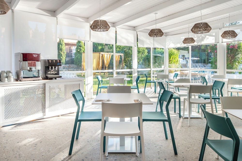 Hotel Vibra Isola - Adults Only — Restaurant & bars in Playa d'en Bossa, Balearic Islands