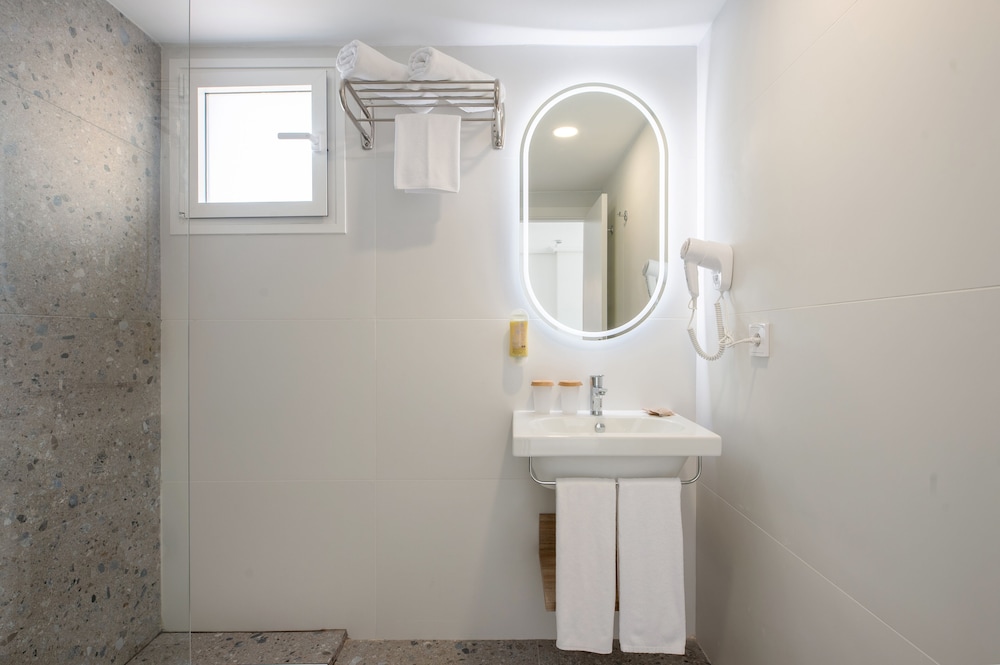 Hotel Vibra Isola - Adults Only — Hotel rooms in Playa d'en Bossa, Balearic Islands