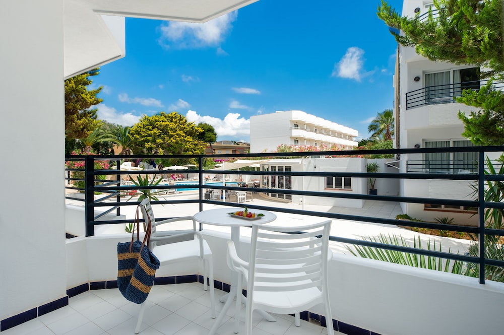 Hotel Vibra Isola - Adults Only — Swimming pool in Playa d'en Bossa, Balearic Islands