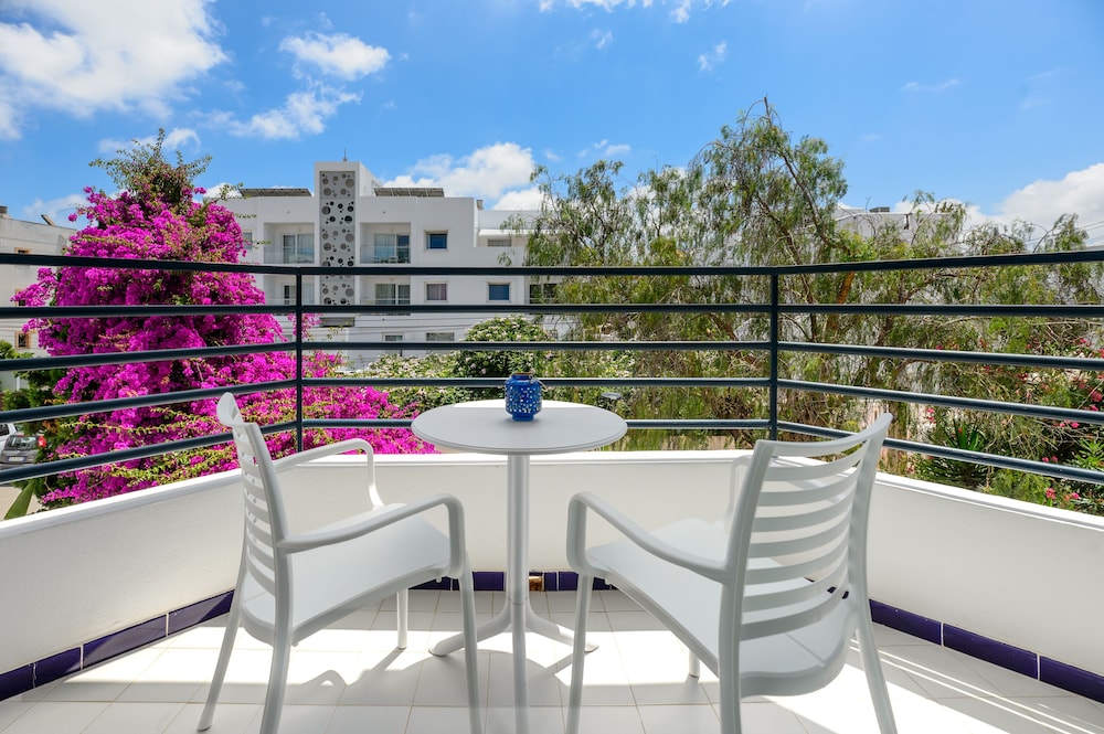 Hotel Vibra Isola - Adults Only — Hotel building in Playa d'en Bossa, Balearic Islands