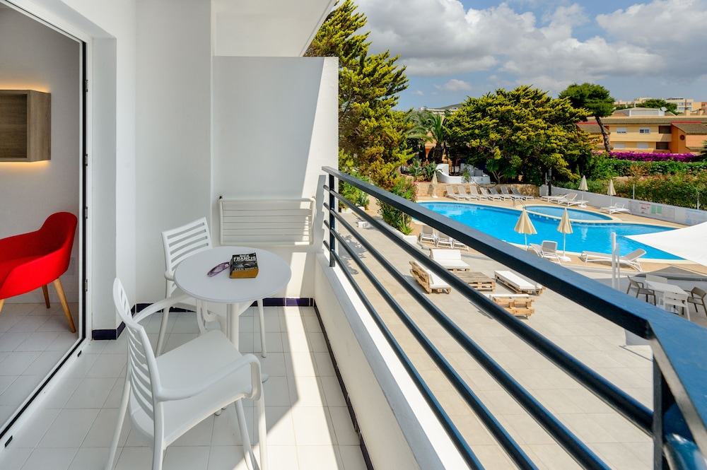 Hotel Vibra Isola - Adults Only — Swimming pool in Playa d'en Bossa, Balearic Islands