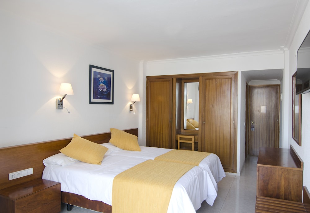 Aparthotel Vibra Bay — Hotel rooms in San Antonio, Balearic Islands