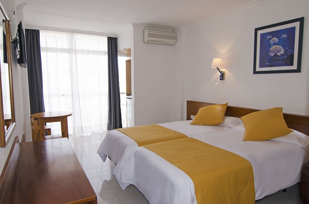 Aparthotel Vibra Bay — Hotel rooms in San Antonio, Balearic Islands