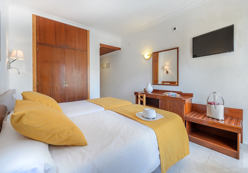 Aparthotel Vibra Bay — Hotel rooms in San Antonio, Balearic Islands