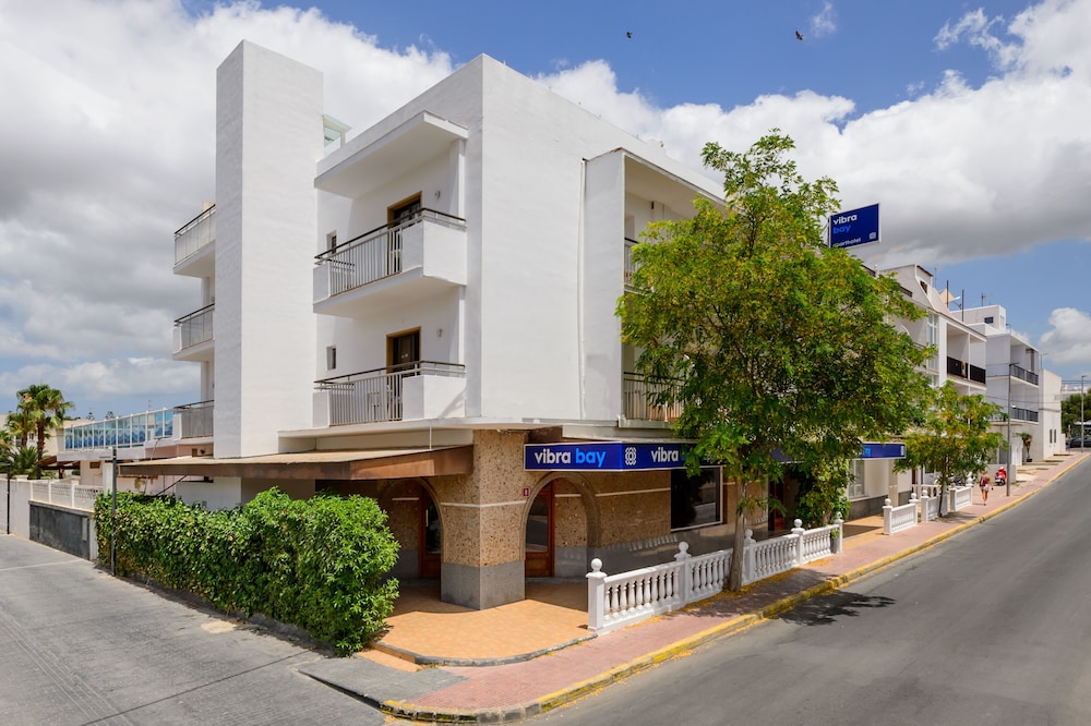 Aparthotel Vibra Bay — Hotel building in San Antonio, Balearic Islands