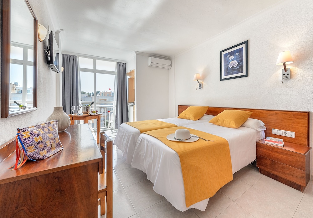 Aparthotel Vibra Bay — Hotel rooms in San Antonio, Balearic Islands
