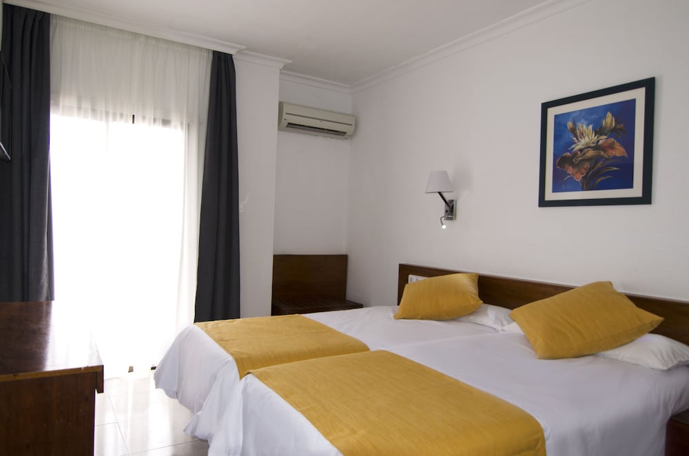 Aparthotel Vibra Bay — Hotel rooms in San Antonio, Balearic Islands