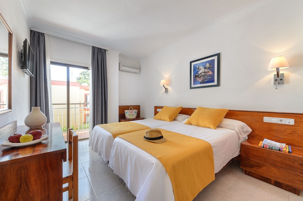 Aparthotel Vibra Bay — Hotel rooms in San Antonio, Balearic Islands